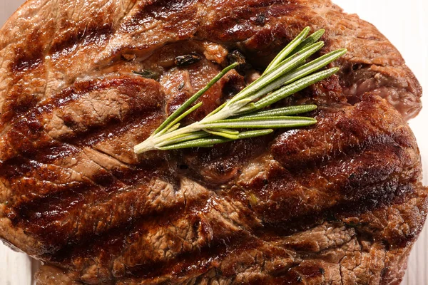 Вкусное Мясо Гриле Розмарином Крупным Планом — стоковое фото