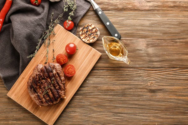 Composição Plana Com Deliciosa Carne Grelhada Óleo Legumes Fundo Madeira — Fotografia de Stock
