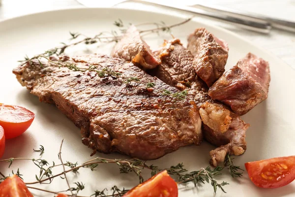 Deliziosa Carne Alla Griglia Con Guarnizione Sul Piatto Primo Piano — Foto Stock