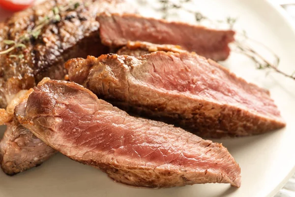 Leckeres Grillfleisch Auf Teller Nahaufnahme — Stockfoto