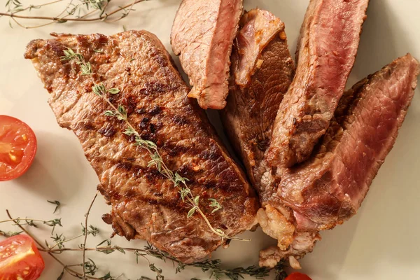 Leckeres Grillfleisch Mit Garnitur Auf Hellem Hintergrund Nahaufnahme — Stockfoto