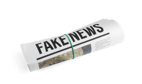 Periódico Enrollado Con Titular Fake News Sobre Fondo Blanco — Foto de Stock