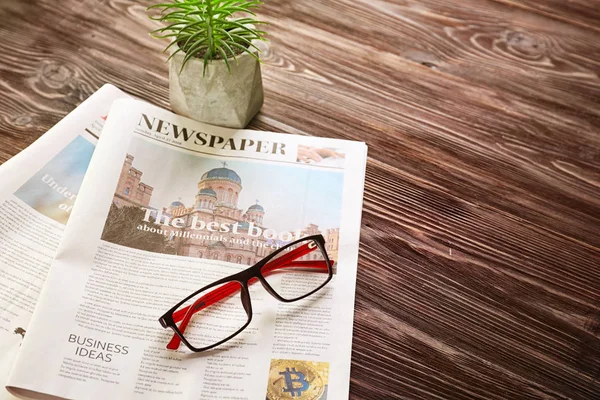 Lunettes Avec Journaux Sur Table — Photo