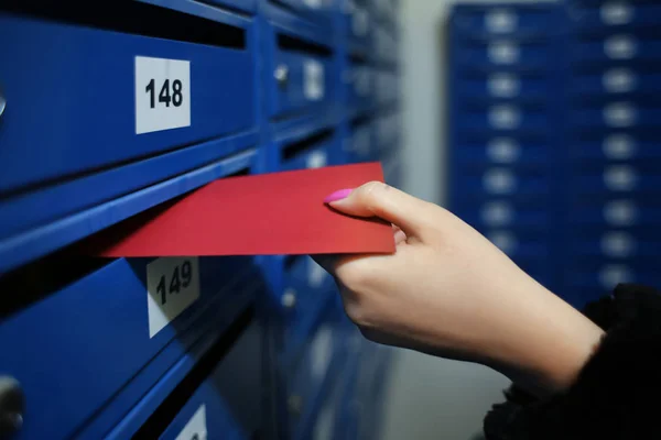 Mulher Colocando Carta Caixa Correio Close — Fotografia de Stock