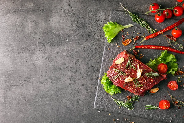 Placa Pizarra Con Carne Cruda Verduras Sobre Fondo Gris Vista — Foto de Stock