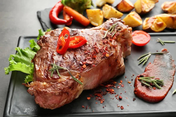 Viande Servie Avec Garniture Légumes Sur Assiette — Photo