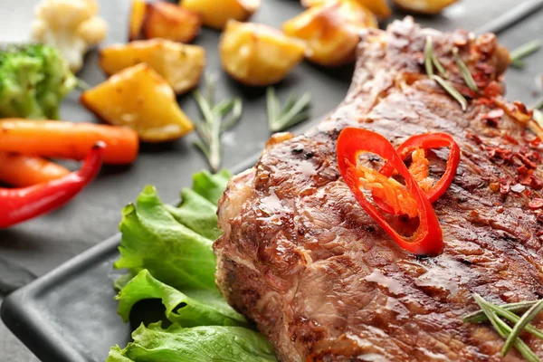 Viande Servie Avec Garniture Légumes Sur Assiette — Photo