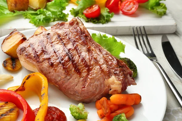 Piatto Con Guarnizione Carne Verdura Sul Tavolo Primo Piano — Foto Stock