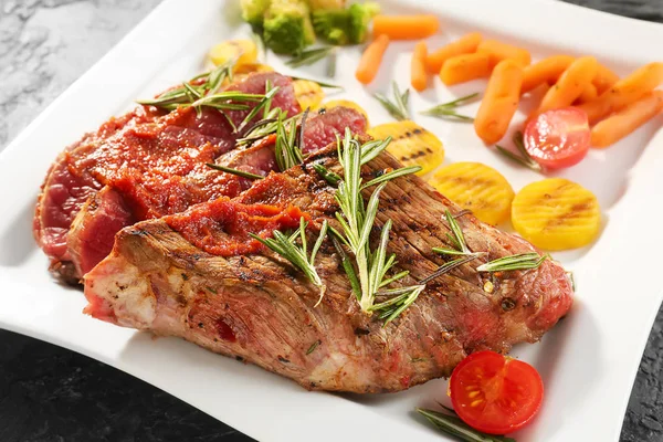 Viande Savoureuse Avec Sauce Romarin Garniture Légumes Sur Assiette Gros — Photo