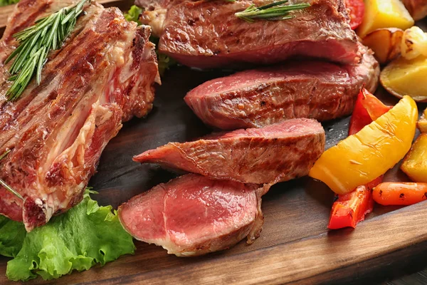 Mięso Garnish Warzyw Desce Zbliżenie — Zdjęcie stockowe