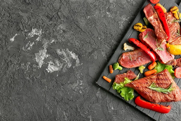 Tablero Madera Con Guarnición Carne Verdura Sobre Fondo Gris Vista — Foto de Stock