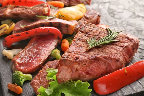 Mięso Garnish Warzyw Desce Zbliżenie — Zdjęcie stockowe