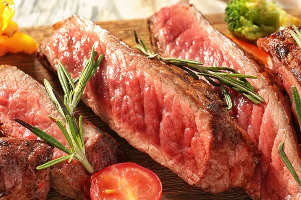 Tavola Legno Con Guarnitura Carne Verdura Primo Piano — Foto Stock