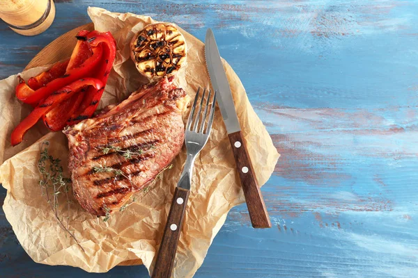 Leckeres Fleisch Mit Gemüsegarnitur Auf Farbigem Hintergrund Ansicht Von Oben — Stockfoto