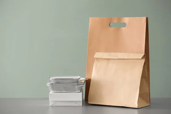 Verschiedene Pakete Auf Dem Tisch Vor Farbigem Hintergrund Essenslieferdienst — Stockfoto