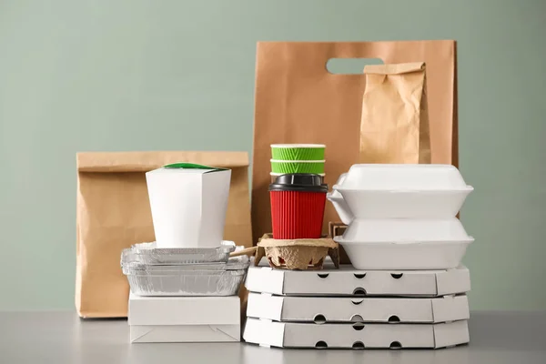 Pacotes Diferentes Mesa Contra Fundo Cor Serviço Entrega Alimentos — Fotografia de Stock