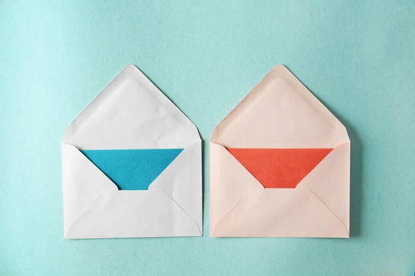 Envelopes Papel Sobre Fundo Cor — Fotografia de Stock
