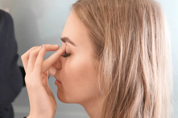 Professional Makeup Artist Applying Makeup Face Young Woman Beauty Salon — Stock Photo, Image