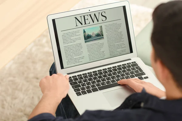 Joven Hombre Negocios Leyendo Noticias Pantalla Del Ordenador Portátil Interiores —  Fotos de Stock