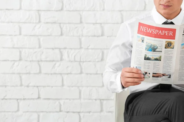 Geschäftsmann Liest Zeitung Vor Backsteinmauer — Stockfoto