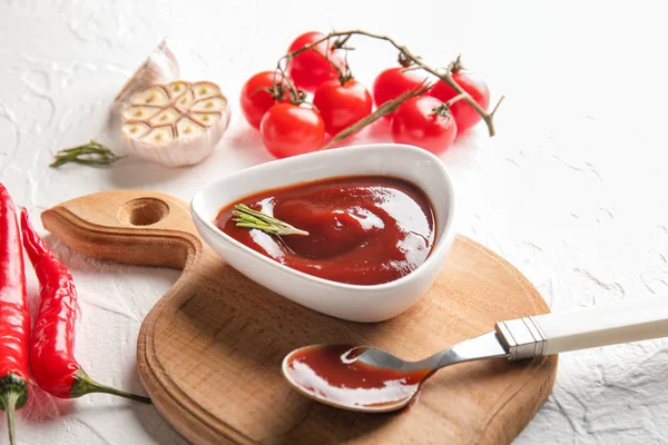 Bowl Barbecue Sauce Wooden Board — Stock Photo, Image