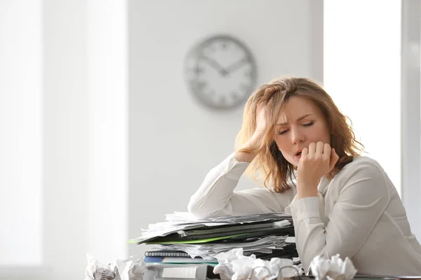 Donna Matura Stanca Con Documenti Tavola Carica Concetto Gestione Temporale — Foto Stock