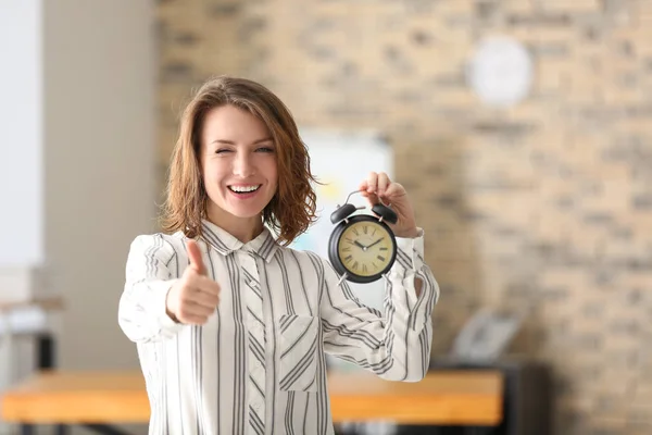 Rijpe Vrouw Met Wekker Office Time Management Concept — Stockfoto