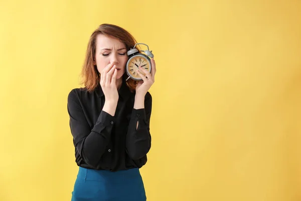 Mujer Madura Con Despertador Sobre Fondo Color Concepto Gestión Del —  Fotos de Stock