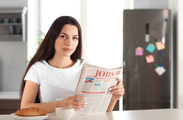 Ung Kvinna Läsa Tidningen Köket — Stockfoto