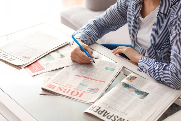 Jonge Vrouw Zoek Naar Baan Kranten Binnenshuis — Stockfoto