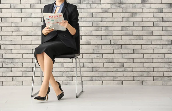 Young Businesswoman Reading Newspaper Brick Wall — Stock Photo, Image