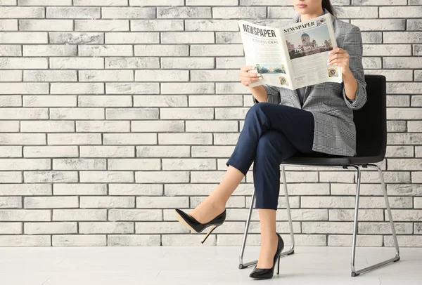 Joven Empresaria Leyendo Periódico Contra Pared Ladrillo — Foto de Stock