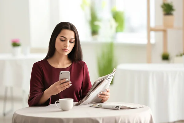 Jeune Femme Avec Téléphone Portable Lire Les Nouvelles Dans Café — Photo