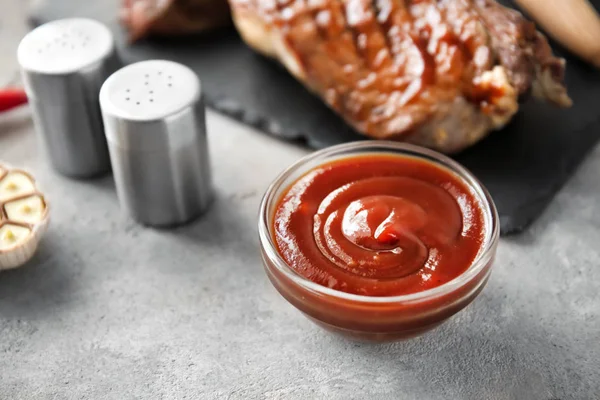 Kom Met Barbecue Saus Tafel — Stockfoto