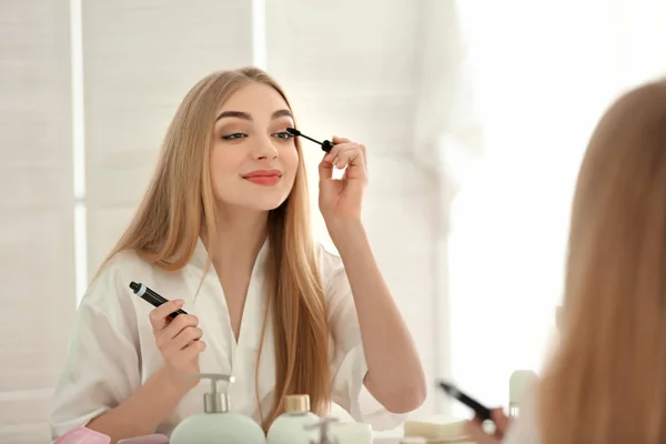 Jovem Mulher Aplicando Maquiagem Banheiro — Fotografia de Stock