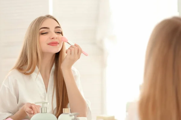 Mujer Joven Aplicando Maquillaje Baño — Foto de Stock