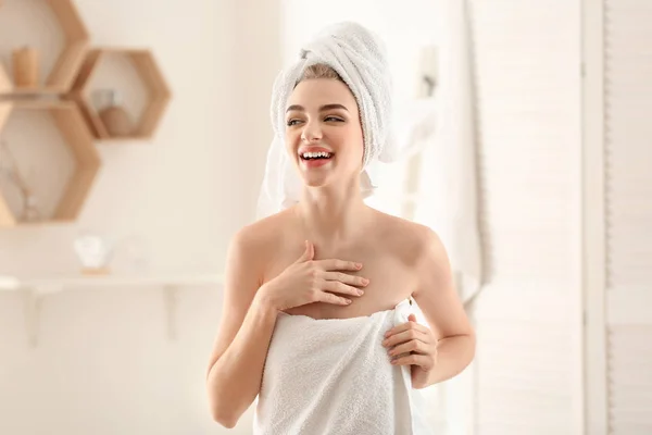 Mujer Joven Envolviendo Toalla Casa — Foto de Stock