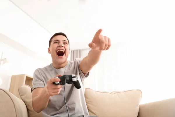 Νεαρός Που Παίζει Βιντεοπαιχνίδια Στο Σπίτι — Φωτογραφία Αρχείου