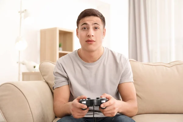 Evde Video Oyunları Oynayan Genç Adam — Stok fotoğraf