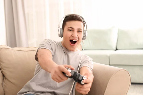 Joven Jugando Videojuegos Casa —  Fotos de Stock