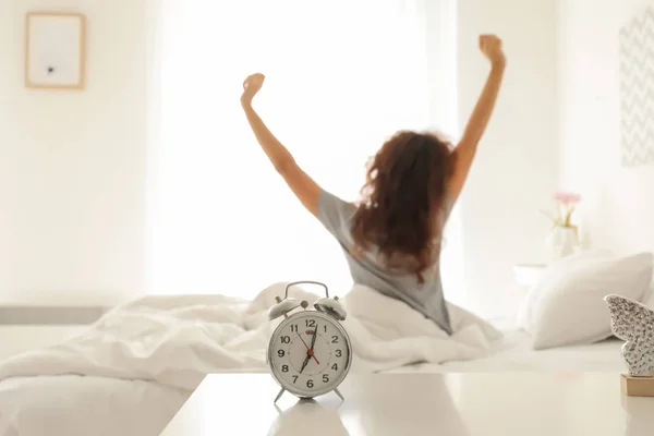 Wekker Tafel Slaapkamer Van Mooie Jonge Vrouw Morgens Tijd — Stockfoto