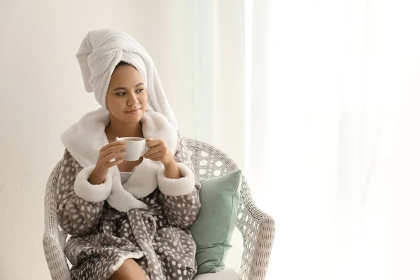 Ochtend Van Mooie Afro Amerikaanse Vrouw Drinken Koffie Thuis — Stockfoto