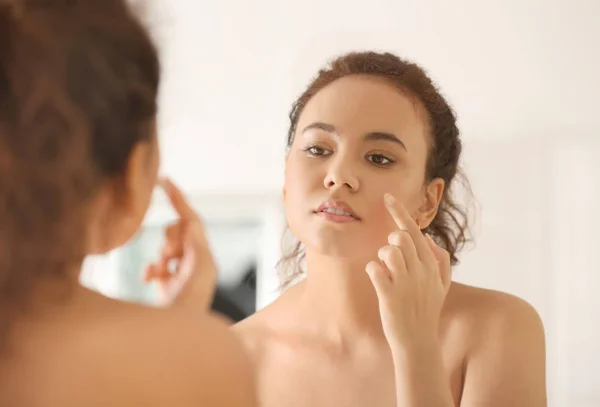 Mañana Joven Mujer Afroamericana Aplicando Crema Facial Baño — Foto de Stock