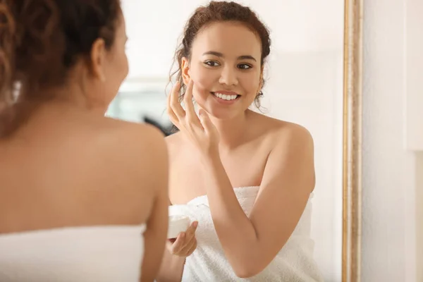 Mañana Joven Mujer Afroamericana Aplicando Crema Facial Baño — Foto de Stock