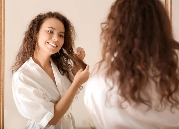 Matin Jeune Femme Afro Américaine Brossant Les Cheveux Près Miroir — Photo