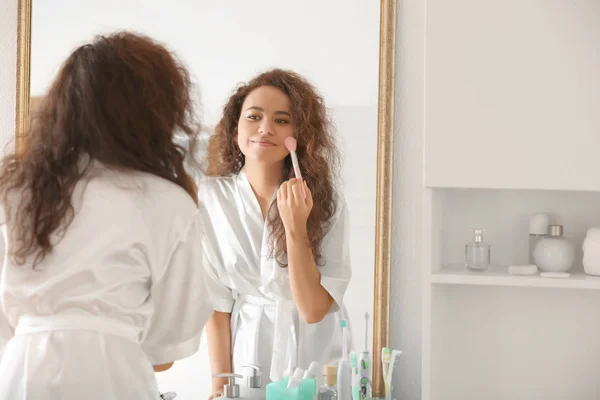 自宅に化粧を適用する若いアフリカ系アメリカ人女性の朝 — ストック写真