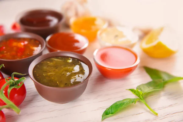 Cuencos Con Diferentes Salsas Ingredientes Sobre Fondo Claro — Foto de Stock