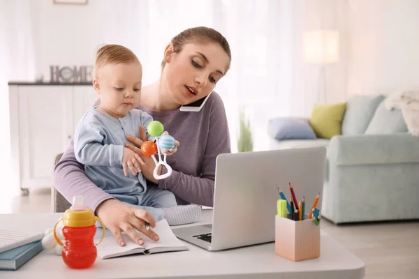 Mama Tanara Bebelusul Vorbind Telefon Timp Lucra Acasa — Fotografie, imagine de stoc