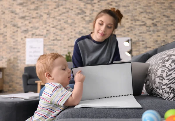 Young Mother Baby Working Home — Stock Photo, Image