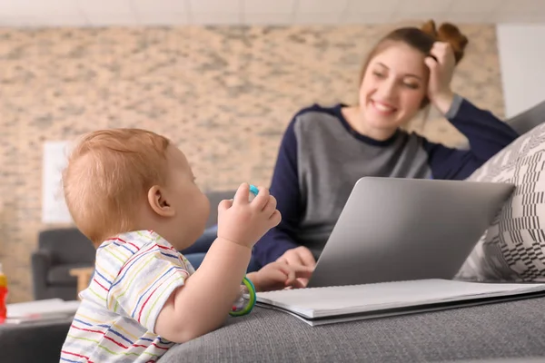 Young Mother Baby Working Home — Stock Photo, Image